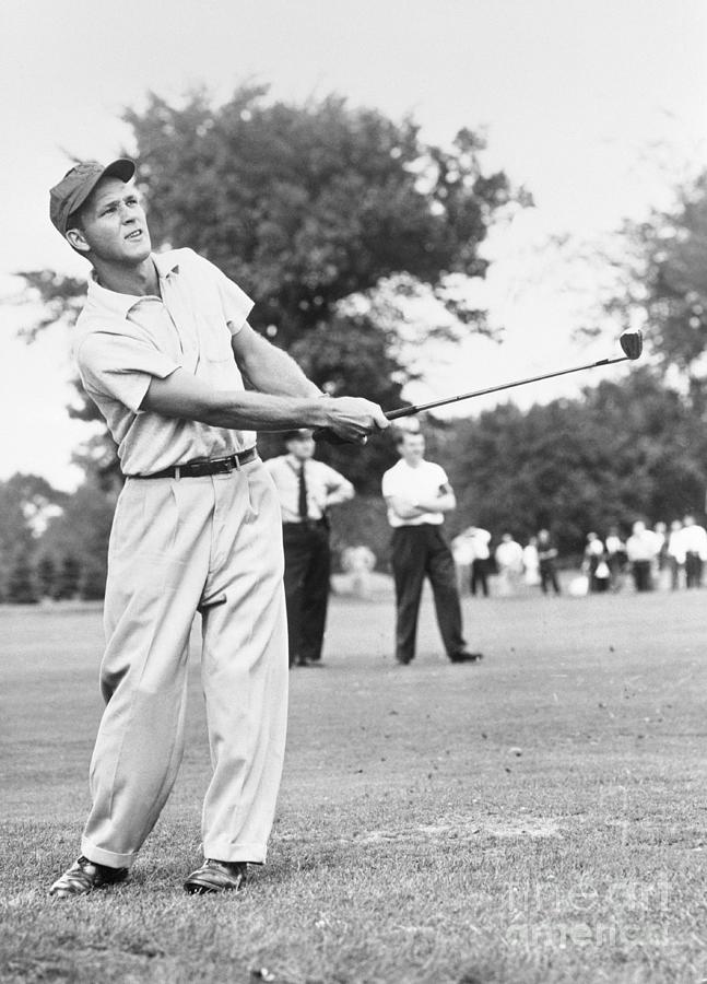 Arnold Palmer Swinging Club Photograph by Bettmann