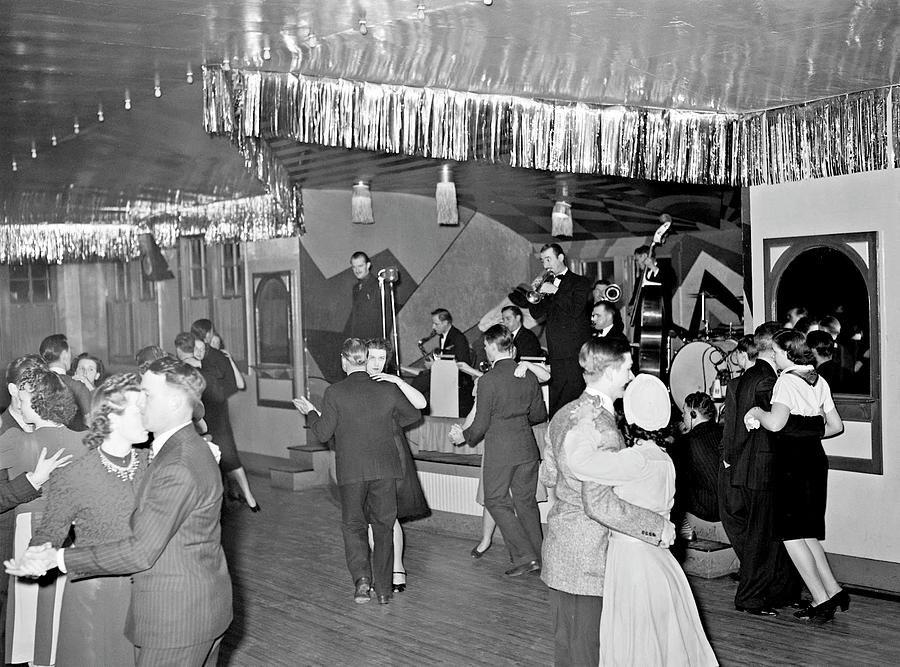 Arthur Rothstein - Dance hall, Saturday night, Marshalltown, Iowa, 1940 ...