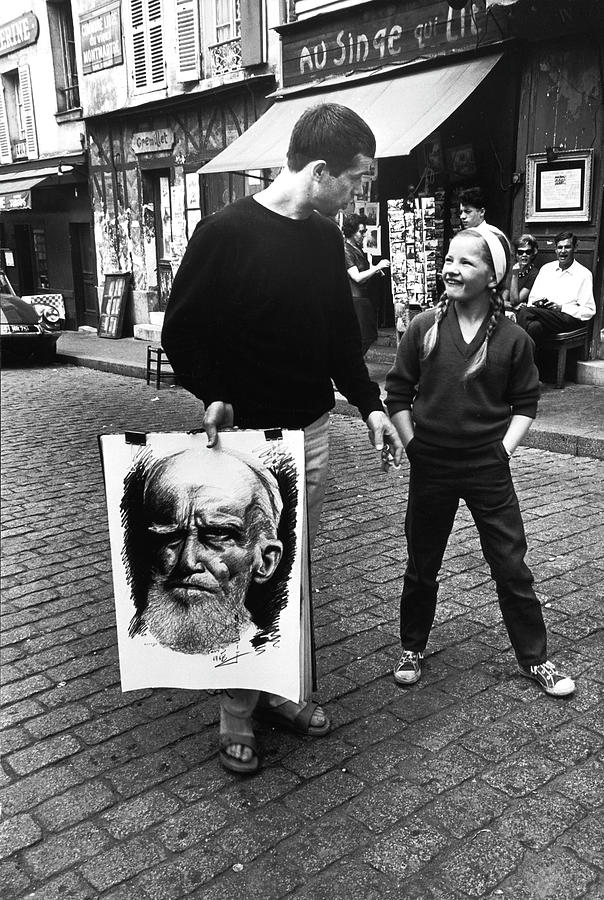 Black And White Photograph - Artist Holding Artwork by Alfred Eisenstaedt