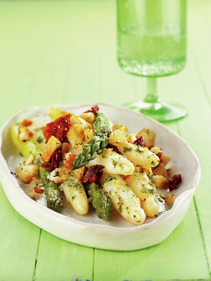 Asparagus With Pesto And Croutons Photograph by Manfred Jahrei