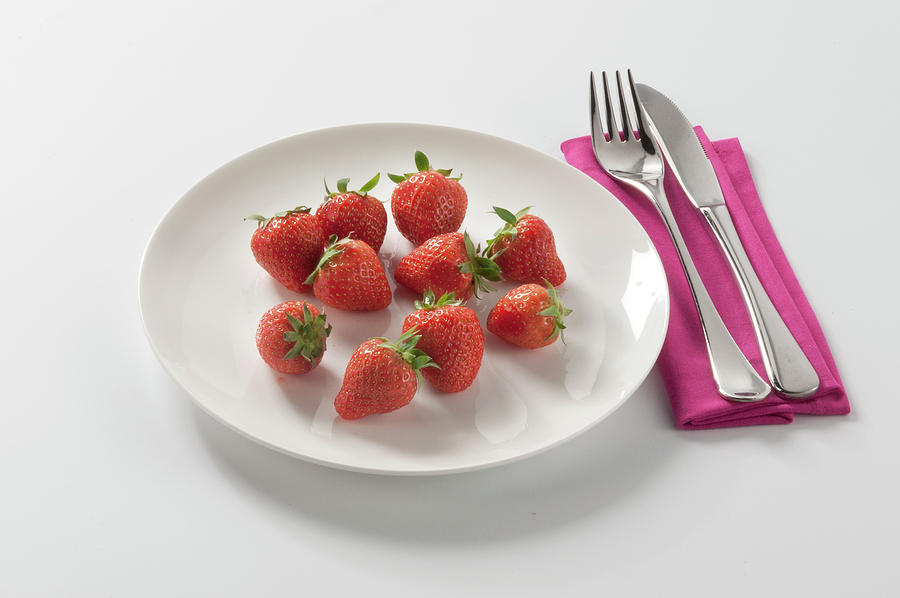 Assiette De Fraises Sur Fond Blanc Plate Of Strawberries On A White ...