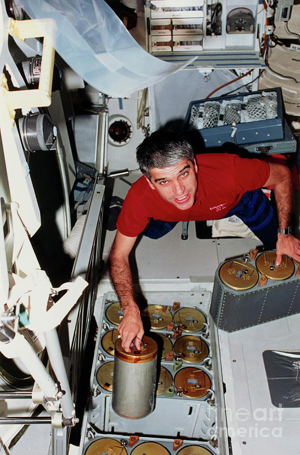 Astronaut Gutierrez Changing Lioh Cylinder Photograph by Nasa/science Photo Library
