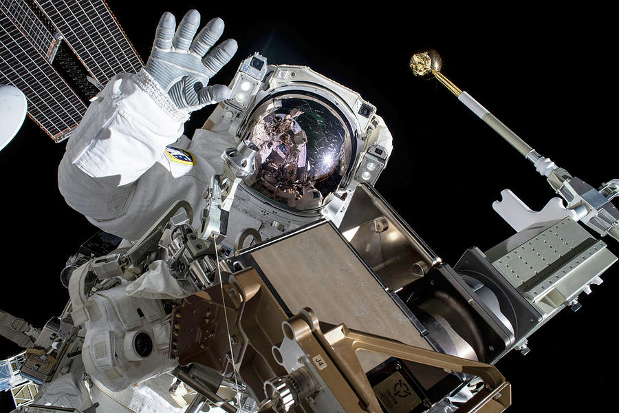 Astronaut Thomas Pesquet Spacewalk, Iss Photograph By Science Source ...