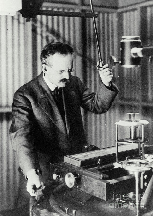 Astronomer G.e. Hale Using A Spectroheliograph Photograph by Science Photo Library