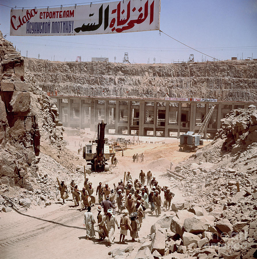 Aswan High Dam Workers At Work Site Photograph by Bettmann