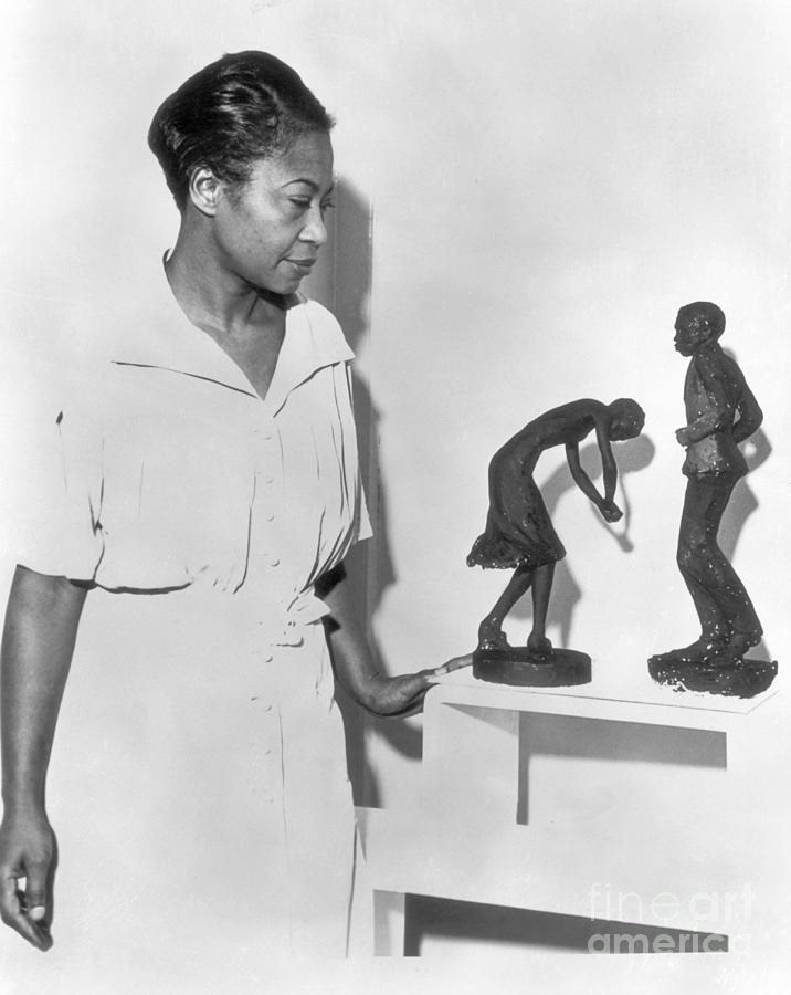 Augusta Savage Viewing Two Photograph by Bettmann