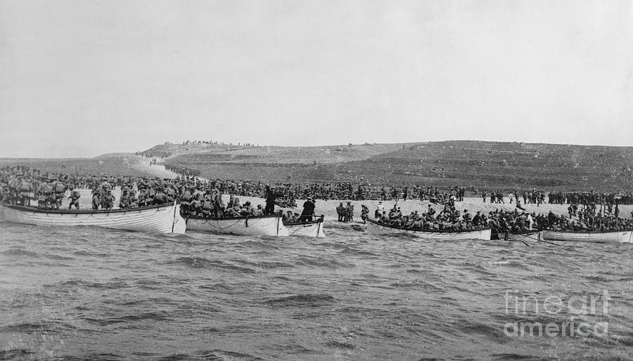 Australian Soldiers Landing Photograph by Bettmann