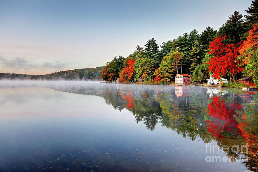 Autumn colors along Lake Mattawa in the Quabbin region of Massachusetts