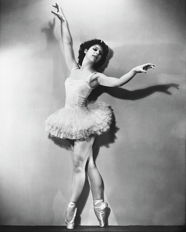 Ballerina En Pointe B&w Photograph by George Marks