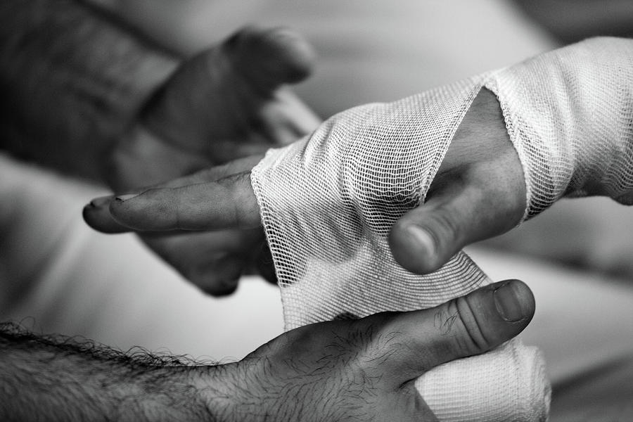 How to Bandage Your Hand and When You Need to Do It