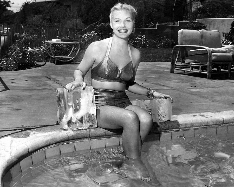 Barbara Payton, Displaying Her Charm Photograph by New York Daily News Archive