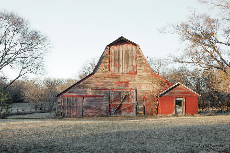 Barn In The Heartland Photograph by Sue Schlabach - Pixels