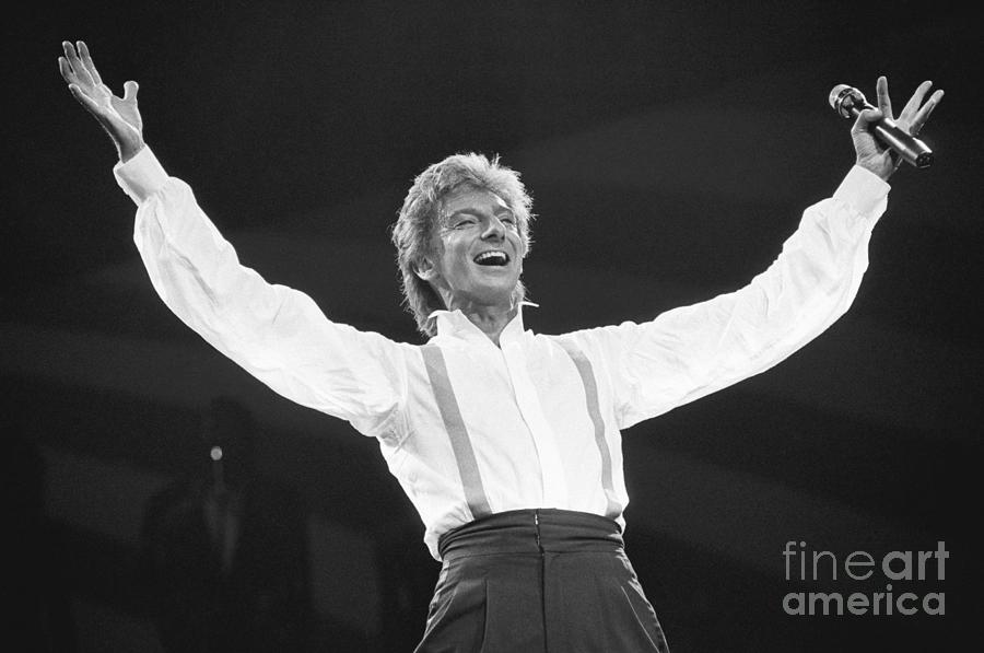 Barry Manilow Performing Photograph by Bettmann
