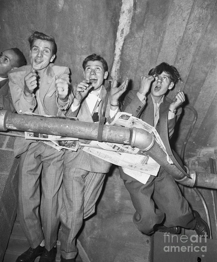 Baseball Fans Clinging To Pipes Photograph by Bettmann