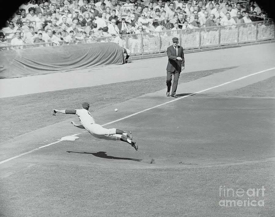 Baseball Player Scrambling On The Field Photograph by Bettmann
