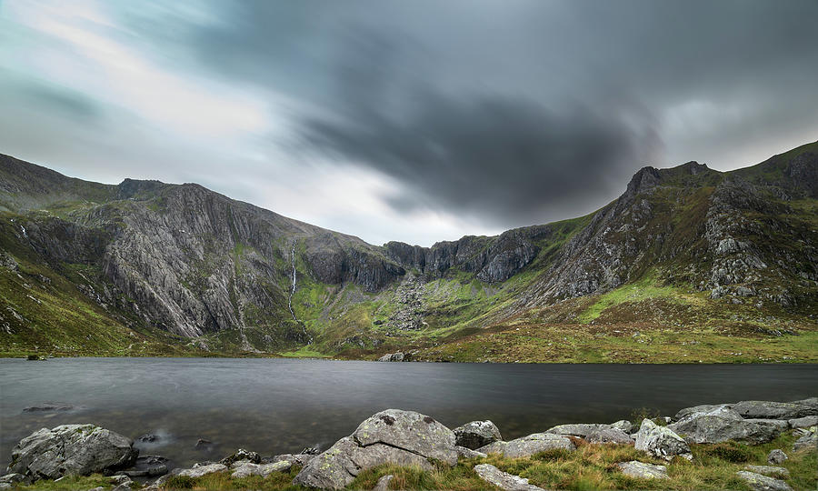 Beautiful sunset landscape image of Llyn Idwal and Devil's Kitch ...