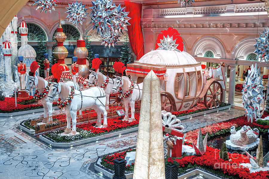 Bellagio Christmas Horse Carriage Decorations From the Balcony 2018