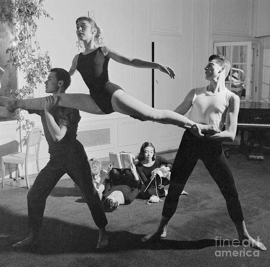 Bennington College Dance Group Photograph by Bettmann