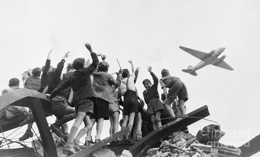 Berlin Children Cheering Airlift Plane Photograph by Bettmann