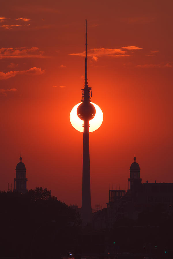 Sunset Photograph - Berlin - Partial Eclipse by Jean Claude Castor