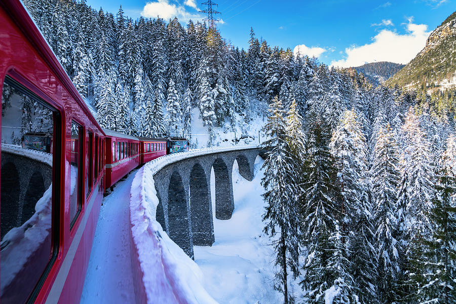 Bernina Express Su Wiesen Viaduct, Davos, Svizzera Photograph by Cavan ...