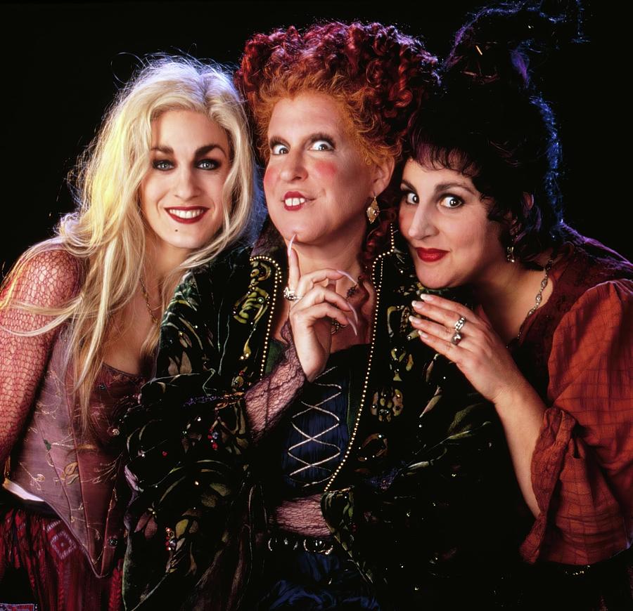 BETTE MIDLER , SARAH JESSICA PARKER and KATHY NAJIMY in HOCUS POCUS -1993-. Photograph by Album