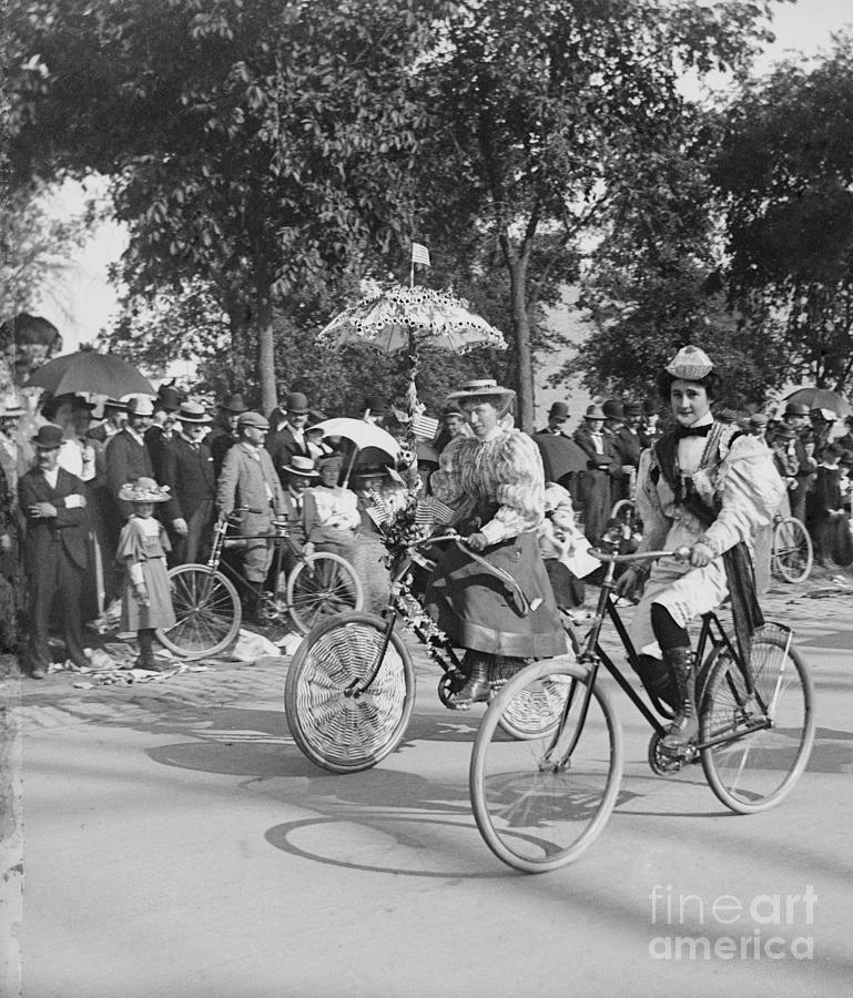 Bicyclists Cycling In Central Park Photograph by Bettmann