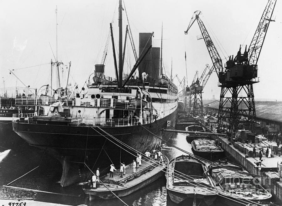 Big Ship Berths In London Port Photograph by Bettmann