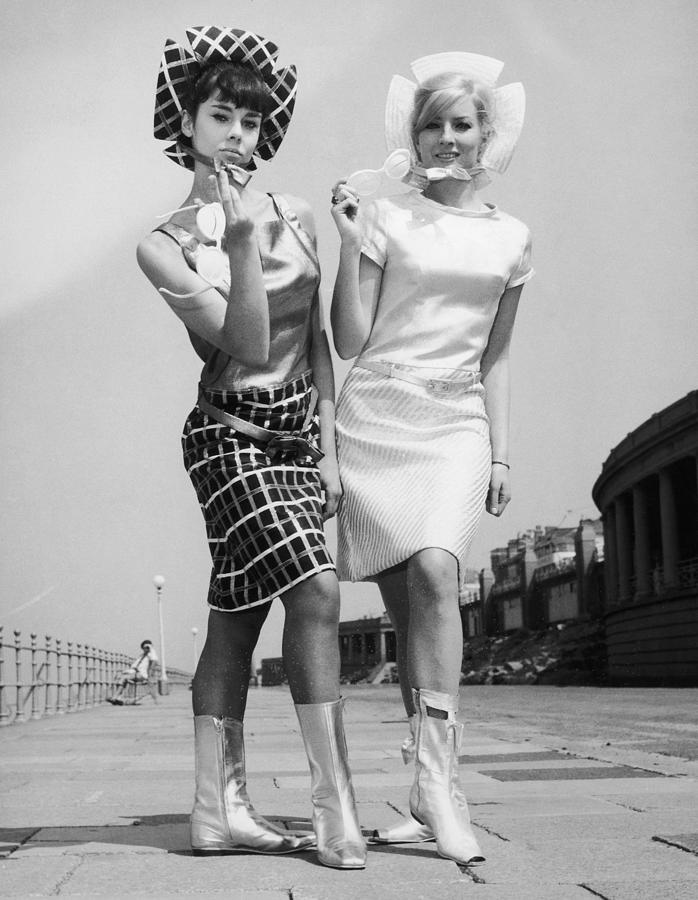 Blackpool. Models Presenting Two Photograph by Keystone-france