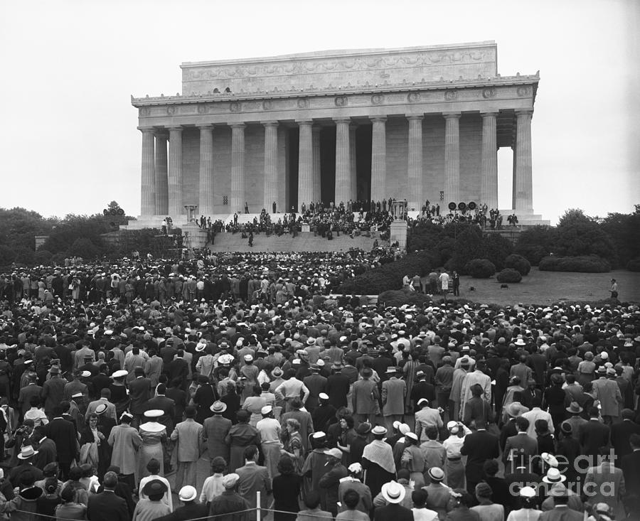 Blacks Gathered At Lincoln Memorial Photograph by Bettmann