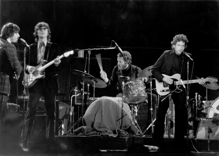 Bob Dylan Photograph - Bob Dylan & The Band by Michael Ochs Archives