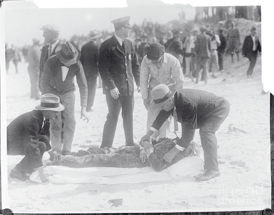Body Of Lee Bible Being Placed Photograph by Bettmann