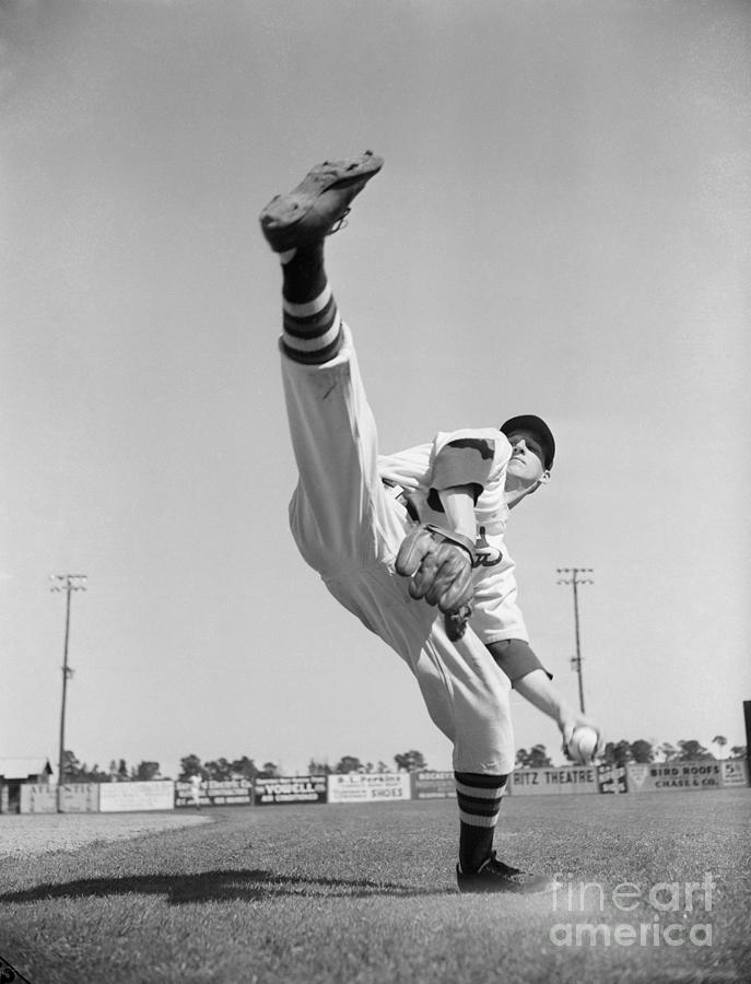 Warren Spahn Photograph - Boston Braves Pitcher Warren Spahn by Bettmann