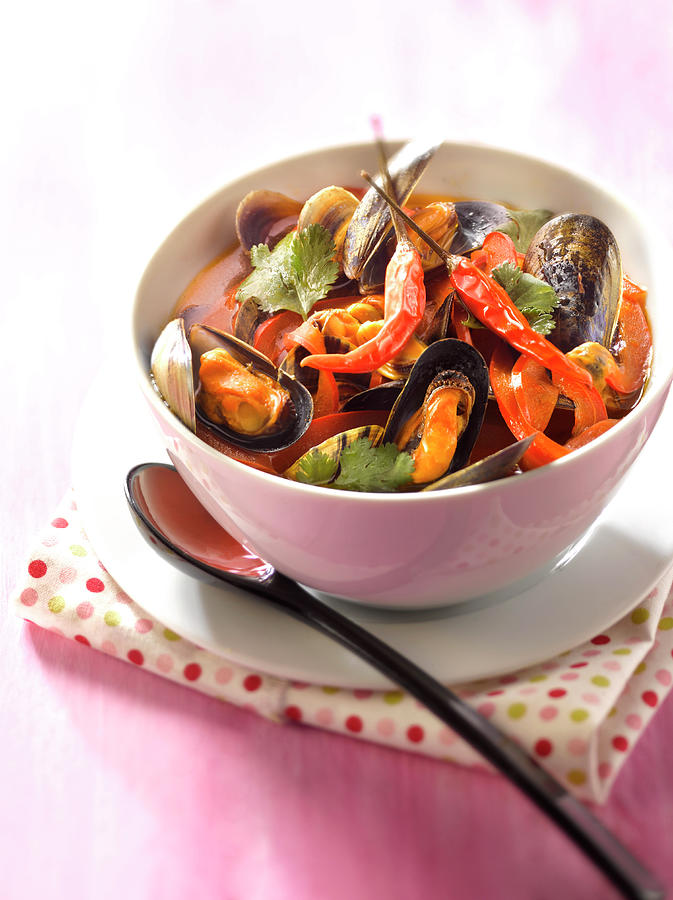 Bouillon Epice Aux Moules Et Au Poivron Rouge Spicy Broth With Mussels