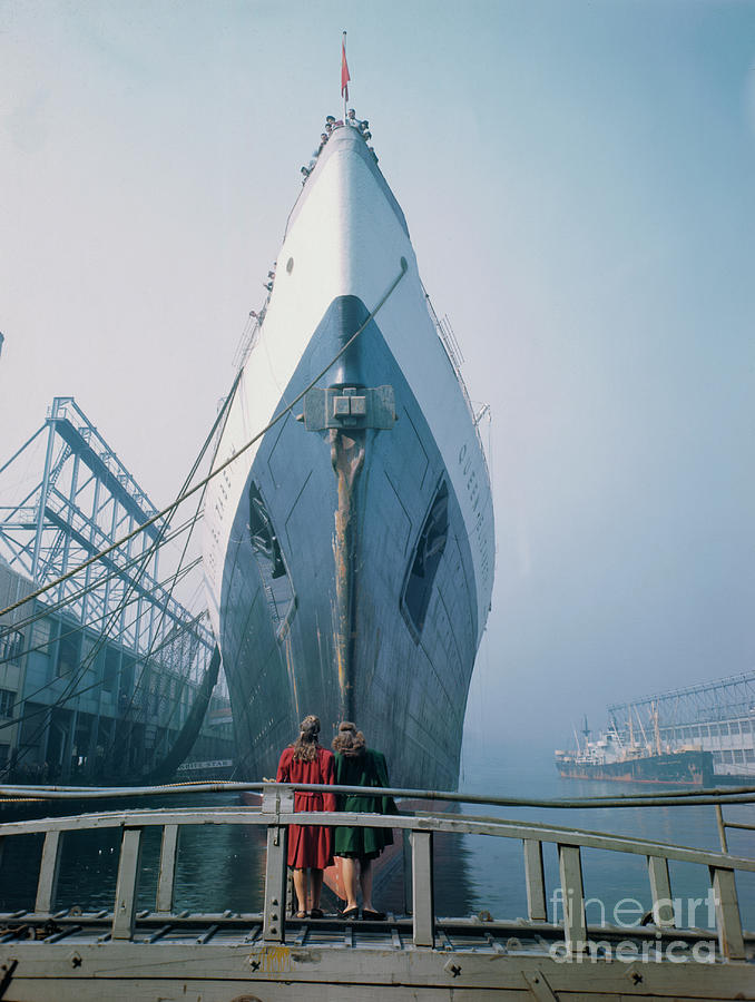 Bow Of Passenger Ship Queen Elizabeth Photograph by Bettmann