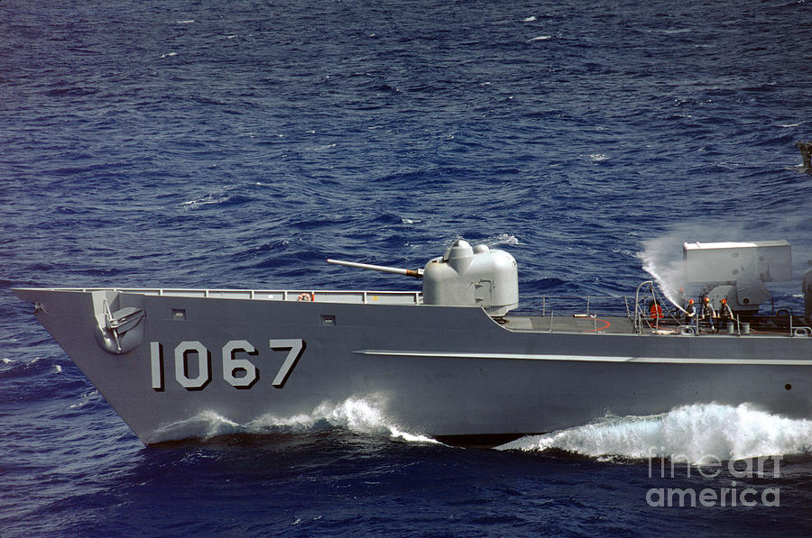 Bow Wake of the USS Francis Hammond DE 1067 Photograph by Wernher ...