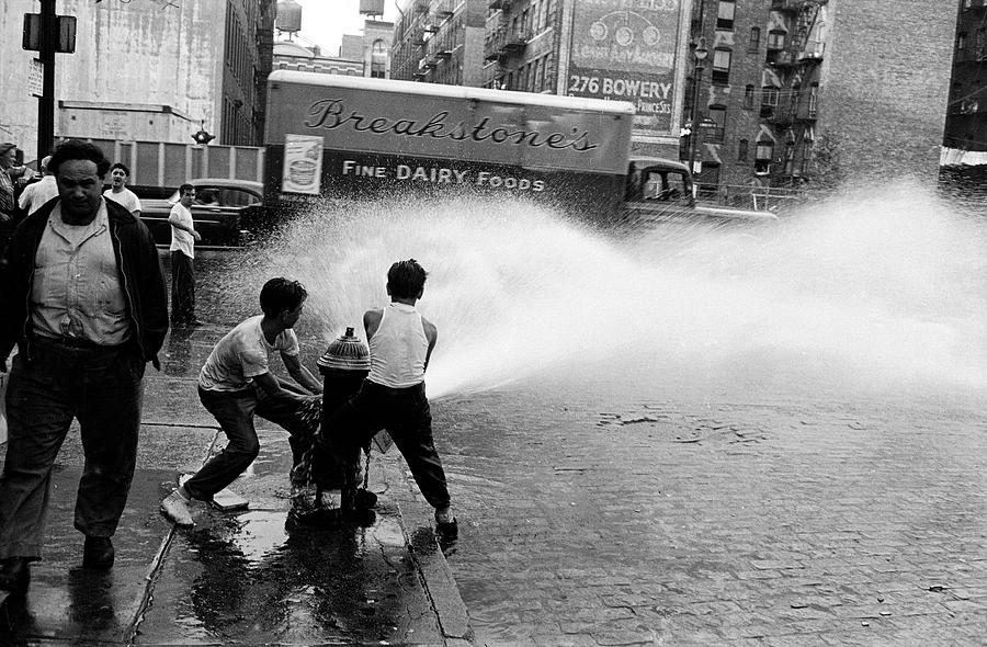 Black And White Photograph - Bowery Heat Wave by Peter Stackpole