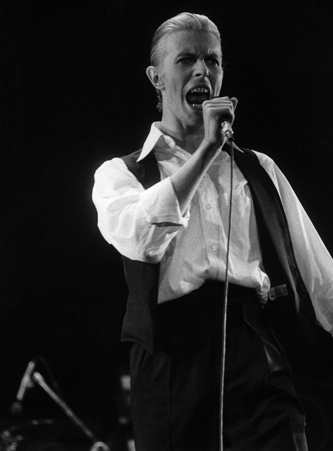 Bowie Sings Photograph by Evening Standard