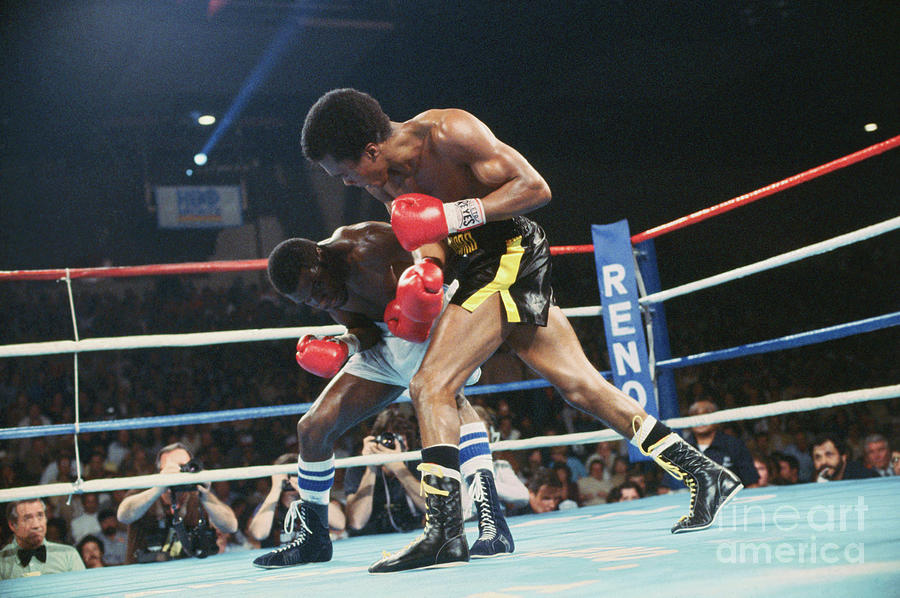 Boxer Sugar Ray Leonard In Action Photograph by Bettmann
