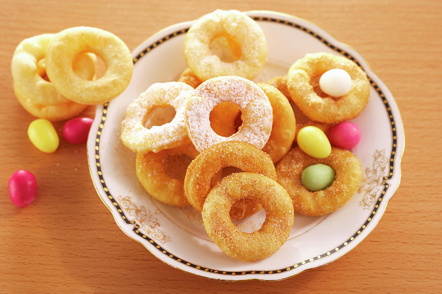 Bozi Milosti ring-shaped Easter Pastries From The Czech Republic Photograph by Teubner Foodfoto