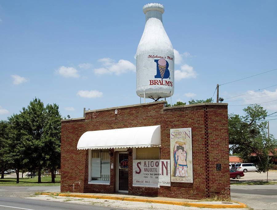 Braums Milk on Route 66, Oklahoma City, Oklahoma Painting by 
