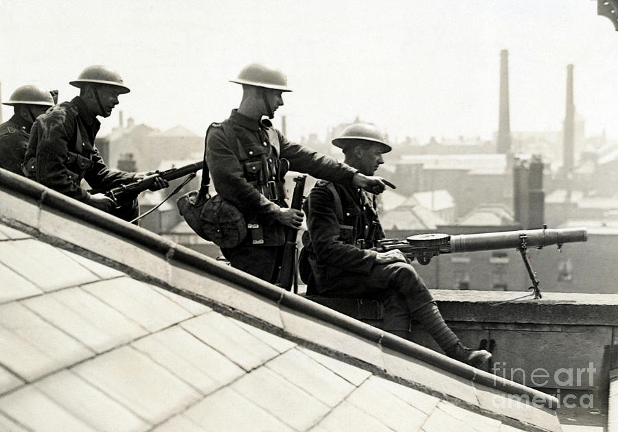 British Troops On Roof With Machine Gun Photograph by Bettmann