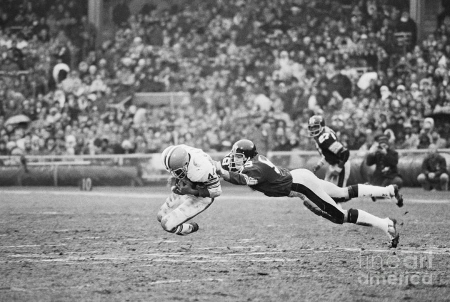 Browns-steelers Action Photograph by Bettmann