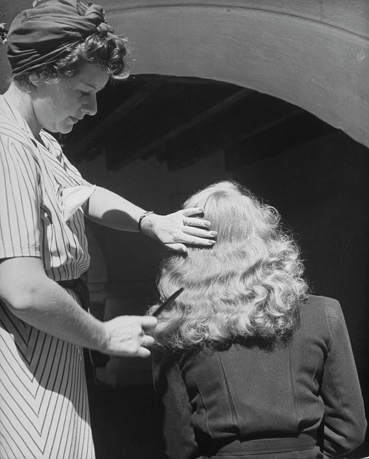 Home Photograph - Brushing Bette Davis Hair by Alfred Eisenstaedt