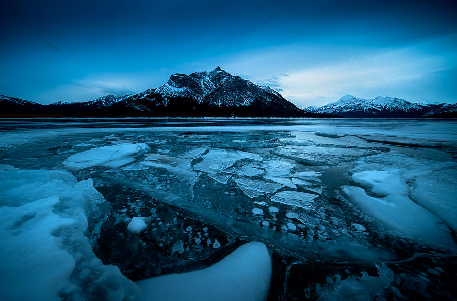 Winter Photograph - Bubble Lake In A Early Winter Morning by Bing Li