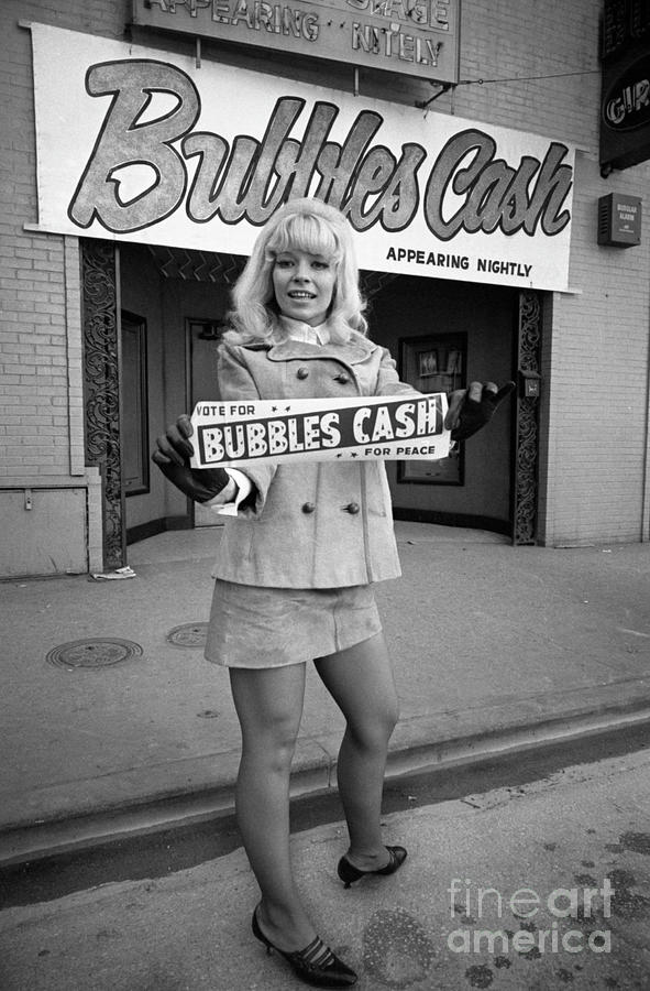 Dallas Photograph - Bubbles Cash by Bettmann