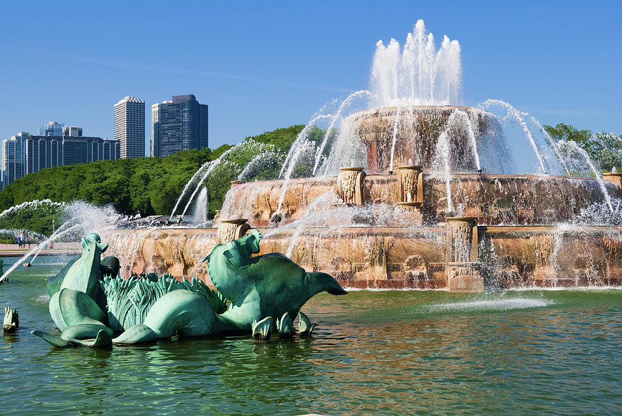 Buckingham Fountain At Grant Park In Photograph by Gregobagel