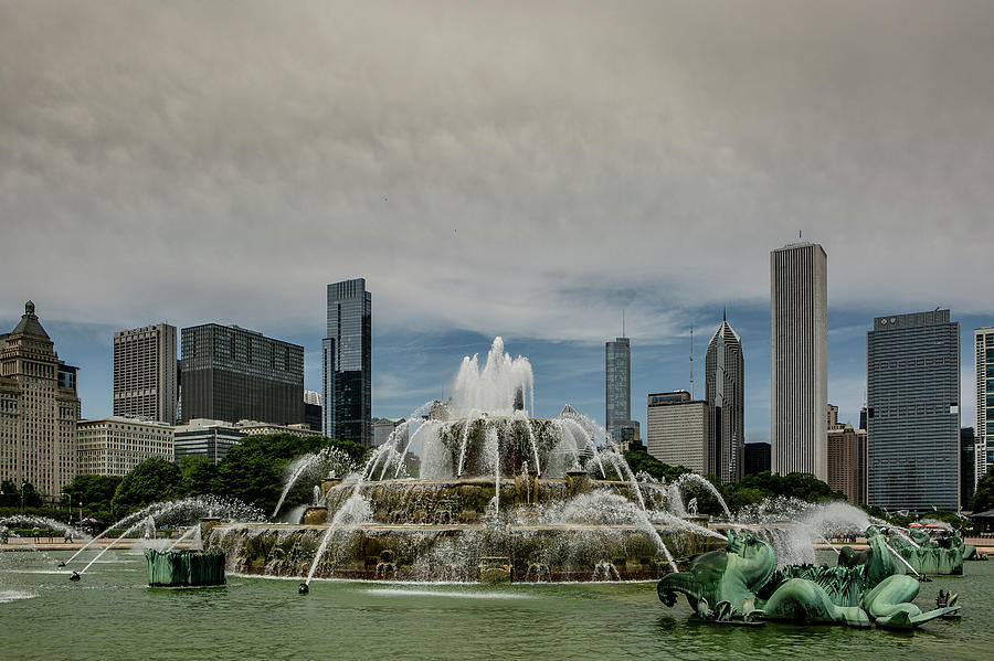 Buckingham Fountain Chicago Photograph By Lori Burrows - Fine Art America