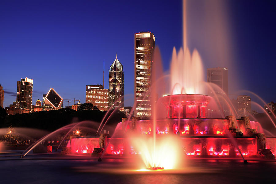 Buckingham Fountain, Chicago Photograph by Veni