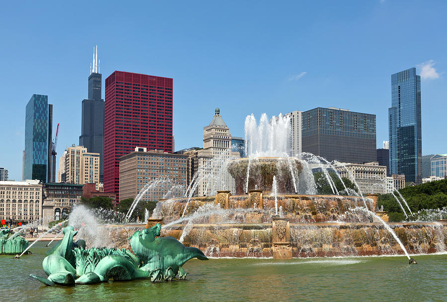 Buckingham Fountain In Downtown Chicago Photograph by Kubrak78